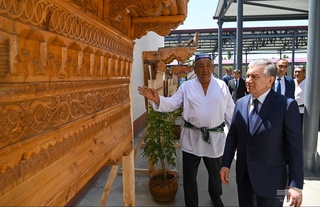 Президент фаъолияти ҳунармандонро дастгирӣ намуд