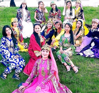 Pedagogika universitetida milliy liboslar ko'rgazmasi