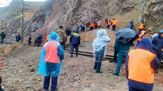 "Ангрен-Поп" темир йўл линиялари олдига тоғдан тош уюмлари кўчиб тушган — ФВВ