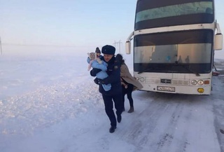 Rescuers in Kazakhstan evacuated more than a hundred Uzbeks who were stuck on the road due to frosts