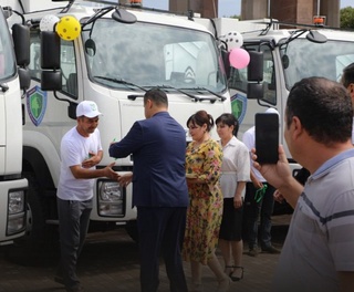 Xorazmda 16 ta zamonaviy chiqindi yig'ish mashinalari topshirildi