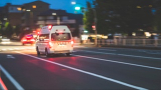 Японияда автобус ҳалокатга учради: камида 18 нафар мактаб ўқувчиси жароҳат олди