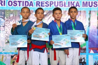 Навоийские борцы - победители  соревнований по курашу