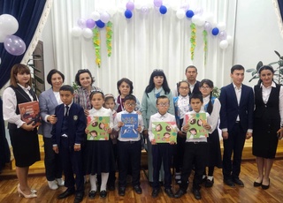 Детям Ферганской долины подарили книги по экологии на шрифте Брайля