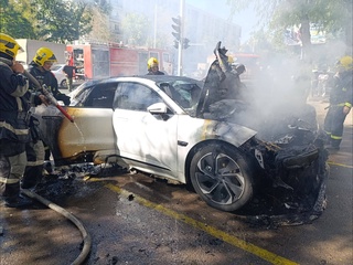 Тошкентда автомобиль ёниб кетди