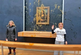 В Лувре экоактивисты облили супом стенд с «Моной Лизой»