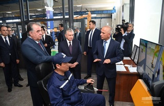 Presidents of Uzbekistan and Tajikistan visit the excavator plant in Urgench