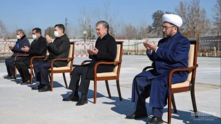 Шавкат Мирзиёев посетил мавзолей Имама Бухари