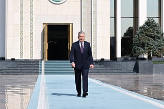 Президент бо сафари корӣ ба Қазоқистон рафт