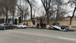 Тошкентда Lacetti билан тўқнашган Lada Vesta ағдарилиб кетди