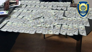 Қалбаки 8 900 АҚШ долларини сотмоқчи бўлган шахсни "ови" юрмади