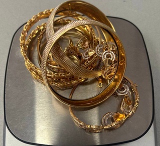 Заргарлик буюмларини яширинча олиб кирмоқчи бўлган яна бир шахс ушланди