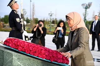 Сингапур Президенті Тәуелсіздік монументіне гүл шоғын қойды