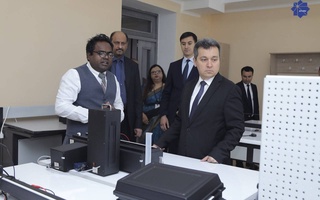 Вазири технологияҳои иттилооту коммуникатсия бо профессорони ҳиндустонӣ дар Донишгоҳи Амити дар Тошканд мулоқот кард