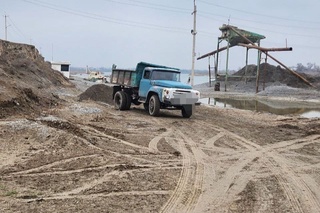 Сирдарёда ноқонуний қум-шағал ташиш билан шуғулланган фуқаро жарима тўлайдиган бўлди