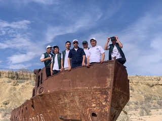 Наманган муҳандислик-технология институти вакиллари Мўйноқда кўчат экди