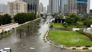 Дубай: кучли ёмғир ёққани туфайли Дубайда йўллар ва метро сув остида қолди