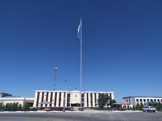 Пешкўда 42 метрли байроқ ўрнатилди