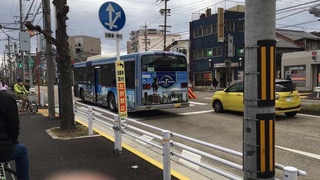 Япония кўчаларида Ўзбекистон тасвири туширилган автобус