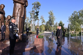 Михаил Мишустин «Жеңіс бағы» мемориалдық кешенімен танысты
