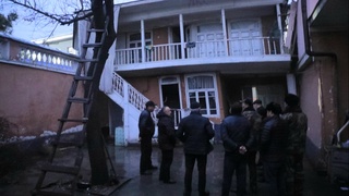 Наманган шаҳар ҳокими бир оилани меҳмонхонага кўчирди