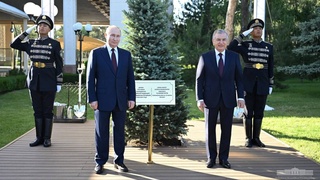 Президенты Узбекистана и России вместе посадили дерево