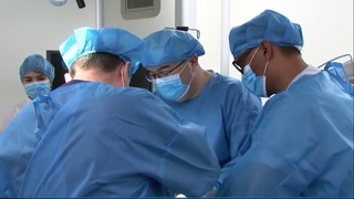 Jiddiy ortopedik xastalikka chalingan bemorda bir paytning o‘zida ikki murakkab operasiya bajarildi