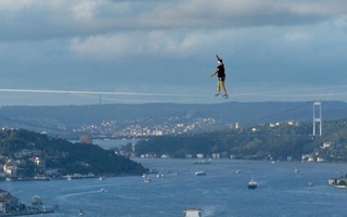 Эстонский акробат первым в истории перешел по канату из Азии в Европу