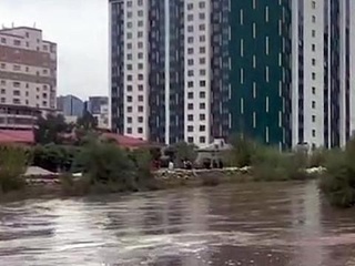 Мўғулистон пойтахтида сув тошқини юз берди, ўнлаб уйлар сув остида қолди