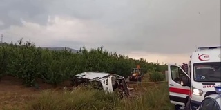 Туркияда микроавтобус ҳалокатга учради, тўрт киши ҳаётдан кўз юмди ва ўнлаб одамлар жароҳат олди