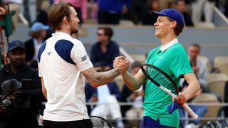 Александр Бублик взял реванш у Янника Синнера за проигрыш в четвертьфинале Rolland Garros