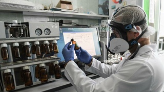 Rossiyalik immunolog koronavirusga qarshi emlashning zararlari haqida gapirdi