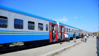 Ташкентский завод по строительству и ремонту пассажирских вагонов изготовил новые вагоны для перевозки рабочих  АО «НГМК»