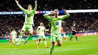 «Барселона» разгромила в Мадриде «Атлетико», проигрывая два мяча