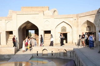 Өзбекстанның туризм тараўы жедел өсиўди даўам еттирмекте