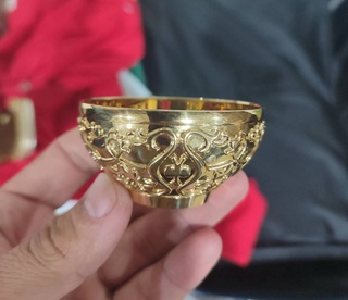 Узбекистанец пытался вывезти в Германию драгоценную чашу стоимостью более 135 миллионов сумов