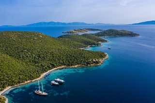 Shaffof dengizi, oq qumli plyajlari va ko'k bayroqli qo'ltiqlar