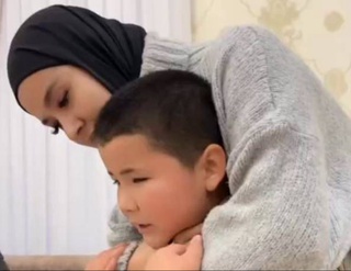 Правоохранители изучают деятельность педагога, «лечившего» ребенка с помощью удушения и брани