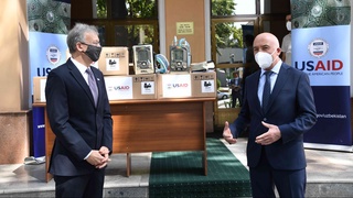 АҚШ Ўзбекистонга 200 та сунъий нафас бериш аппаратларини тақдим этди