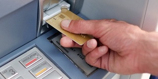 Аёлнинг пластик картасидаги пулларни алдов йўли билан ечиб олган шахс қўлга тушди