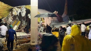 В Индии число погибших при жесткой посадке самолета достигло 20