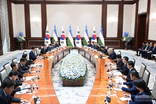 Президентҳо аҳамияти ташаккул додани рӯзномаи нави баландтехнологии шарикии махсуси стратегии Ӯзбекистону Кореяро барои се соли оянда қайд карданд