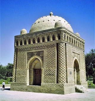 Somoniylar maqbarasining loyi tuya sutiga qorilganmi?