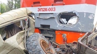 Перм ўлкасида йўловчи поезди юк машинаси билан тўқнашиб кетди