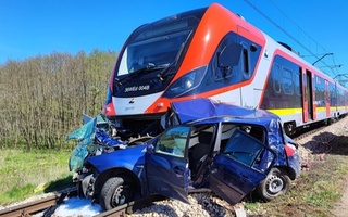 Польшада поезд автомобиль билан тўқнашиб кетди