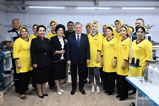 Shavkat Mirziyoyev mahalladagi sharoitlarni ko‘zdan kechirdi