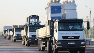 Elektr uskunalari ortilgan yuk karvoni Sirdaryoga yetib bordi