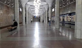 В ташкентском метро пассажир повредил двери вагона при попытке войти в состав