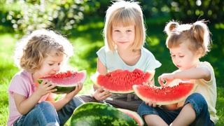 Чем питаться летом: продукты, которые помогут победить жару