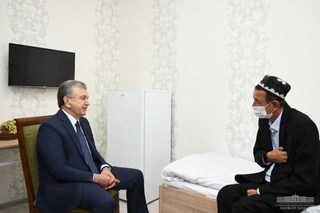 Шавкат Мирзиёев боз ба назди сокинони хонаи Саховат ташриф овард